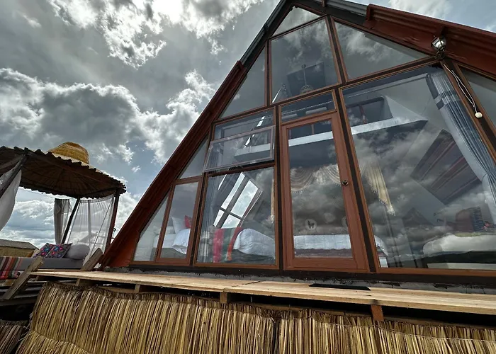 Uros Waliski Lodge