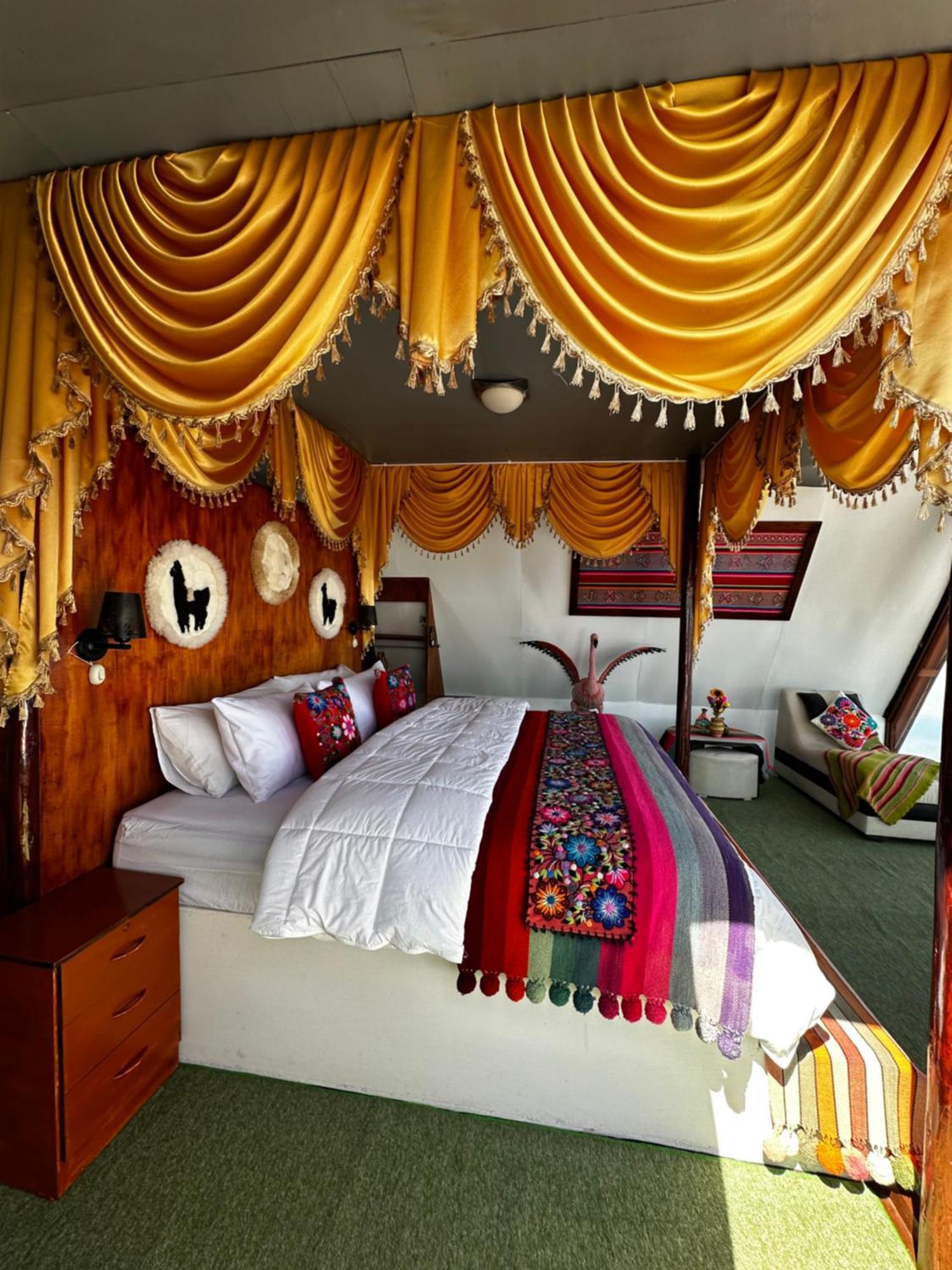 Uros Waliski Lodge